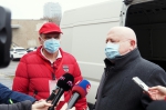 Podpredseda SPPK Marián Šolty odovzdáva vyzbierané potraviny vo Fakultnej nemocnici v Bratislave 