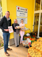 Regionálna poľnohospodárska a potravinárska komora Prešov v spolupráci s Regionálnou poľnohospodárskou a potravinárskou komorou Humenné darujú 180 seniorom v Centre sociálnych služieb Vita Vitalis v Prešove zemiaky, ovocie a mliečne výrobky.